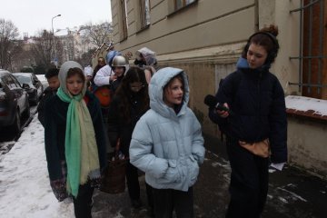 Zmrzlé nosy, hřejivá nálada a vůně koblih: Jak masopustní průvod rozehřál zasněžený Karlín