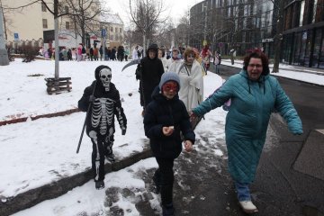 Zmrzlé nosy, hřejivá nálada a vůně koblih: Jak masopustní průvod rozehřál zasněžený Karlín