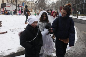 Zmrzlé nosy, hřejivá nálada a vůně koblih: Jak masopustní průvod rozehřál zasněžený Karlín