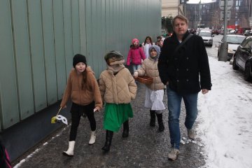 Zmrzlé nosy, hřejivá nálada a vůně koblih: Jak masopustní průvod rozehřál zasněžený Karlín