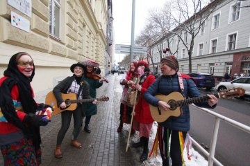 Zmrzlé nosy, hřejivá nálada a vůně koblih: Jak masopustní průvod rozehřál zasněžený Karlín