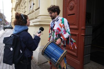 Zmrzlé nosy, hřejivá nálada a vůně koblih: Jak masopustní průvod rozehřál zasněžený Karlín