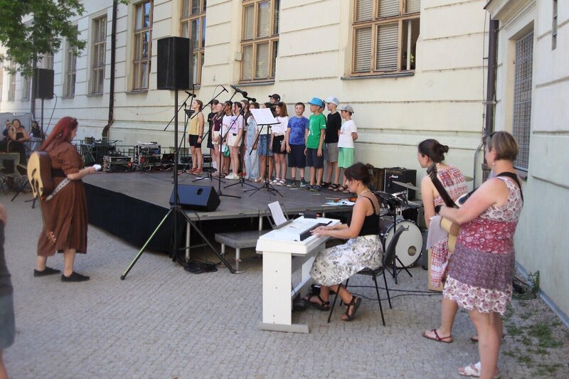 Lyčkohraní opět rozeznělo školní zahradu: Letos s melounovým osvěžením, hudbou i malým dramatem u lednice