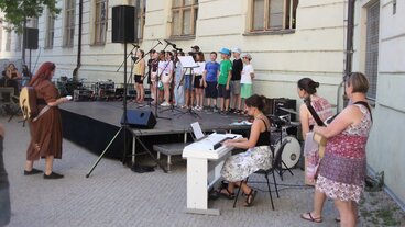 Lyčkohraní opět rozeznělo školní zahradu: Letos s melounovým osvěžením, hudbou i malým dramatem u lednice