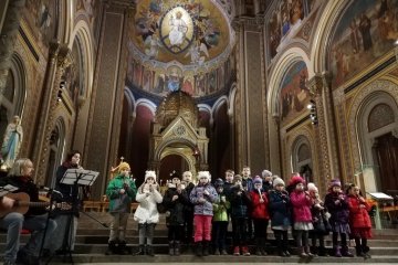 ZÁZNAM: Škola přivítala Vánoce koncertem v kostele. Vysílali jsme živě